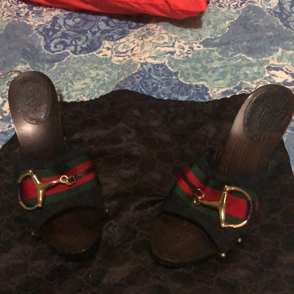 Never wore on right hell its a chip on it